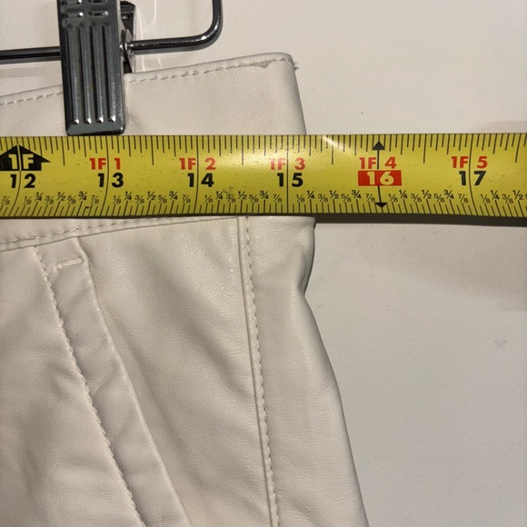 American Eagle Faux Leather Pleather Shorts Women’s Size 6 cream High Rise - Picture 6 of 11